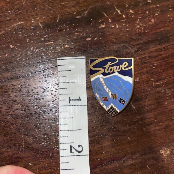 Vintage Stowe Vermont 3 Flags Ski Winter Resort Mountain Button Pin Pinback - Picture 2 of 3